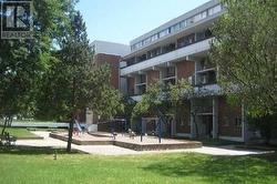 211 - 125 LEEWARD GLENWAY Toronto, ON M3C 2Z6