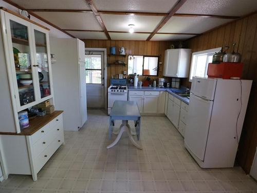 Cl4111 Winnipeg River, Kenora, ON - Indoor Photo Showing Kitchen