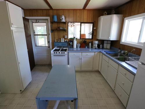 Cl4111 Winnipeg River, Kenora, ON - Indoor Photo Showing Kitchen With Double Sink
