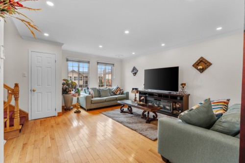 Salon - 225 Rue De Montreux, Laval (Vimont), QC - Indoor Photo Showing Living Room