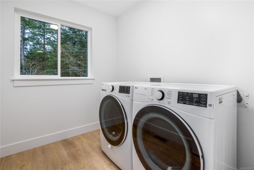 A-1044 Lazo Rd, Comox, BC - Indoor Photo Showing Laundry Room