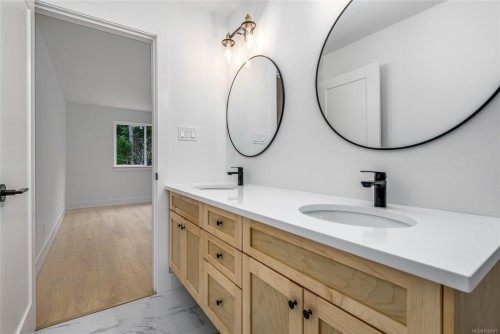 A-1044 Lazo Rd, Comox, BC - Indoor Photo Showing Bathroom