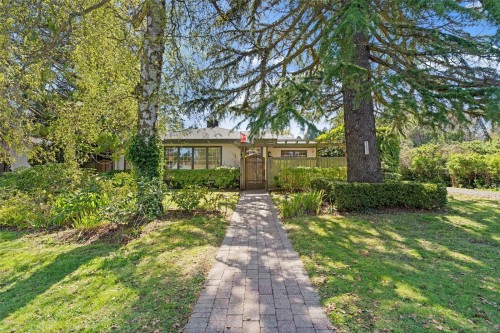 2425 Camelot Rd, Saanich, BC 