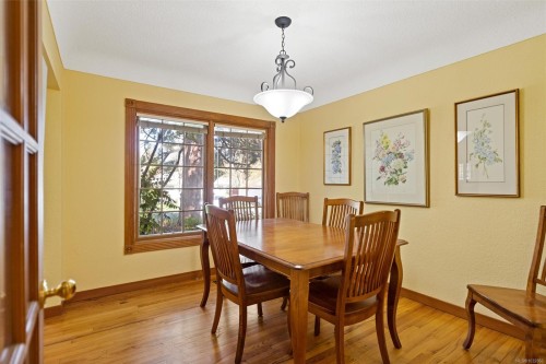 2425 Camelot Rd, Saanich, BC 