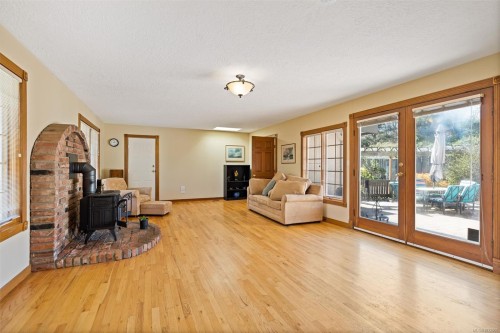 2425 Camelot Rd, Saanich, BC 