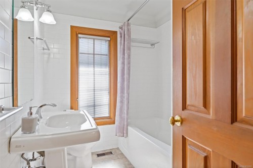 2425 Camelot Rd, Saanich, BC 