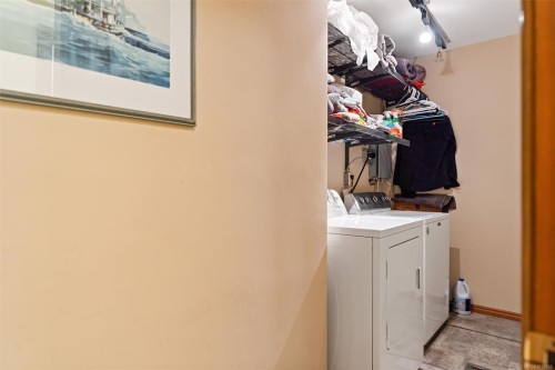 2425 Camelot Rd, Saanich, BC 