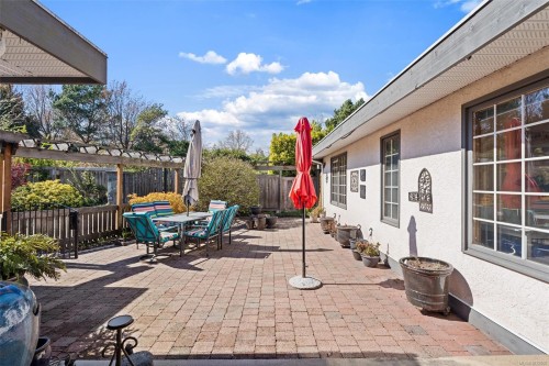 2425 Camelot Rd, Saanich, BC 