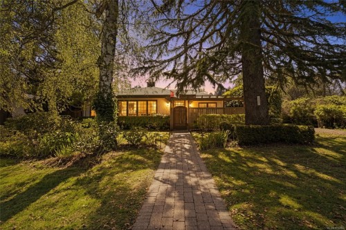 2425 Camelot Rd, Saanich, BC 