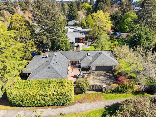 2425 Camelot Rd, Saanich, BC 