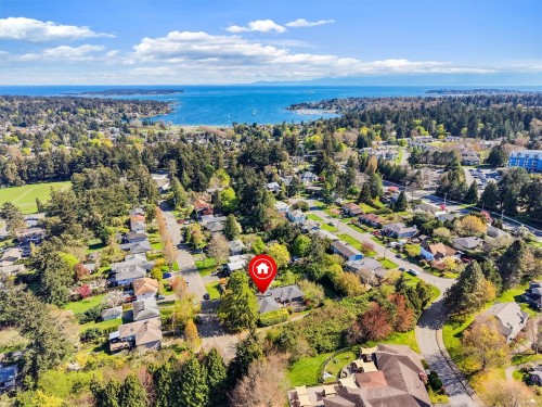 2425 Camelot Rd, Saanich, BC 