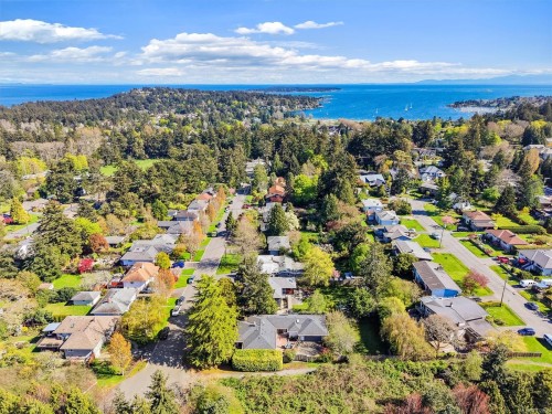 2425 Camelot Rd, Saanich, BC 
