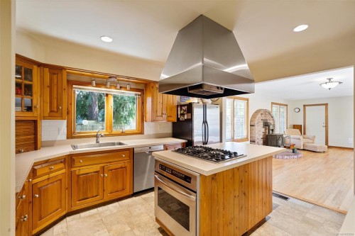 2425 Camelot Rd, Saanich, BC 