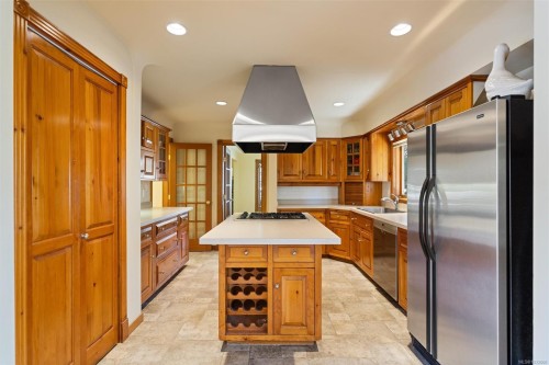 2425 Camelot Rd, Saanich, BC 