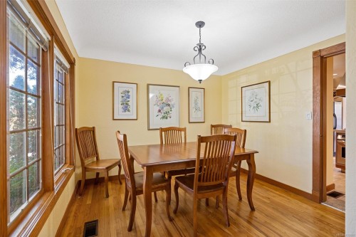 2425 Camelot Rd, Saanich, BC 