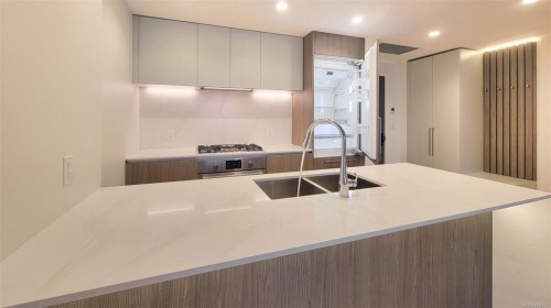 808-2000 Hannington Rd, Langford, BC - Indoor Photo Showing Kitchen With Double Sink With Upgraded Kitchen