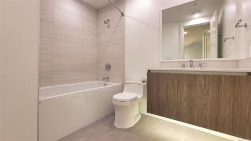 808-2000 Hannington Rd, Langford, BC - Indoor Photo Showing Bathroom