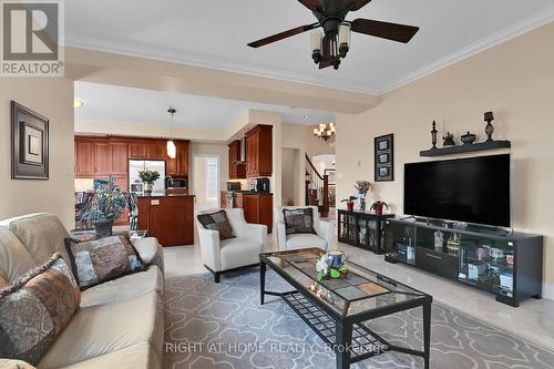 131 Issam Private, Ottawa, ON - Indoor Photo Showing Living Room