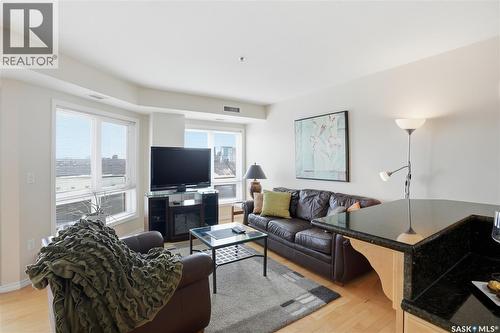 701 902 Spadina Crescent E, Saskatoon, SK - Indoor Photo Showing Living Room