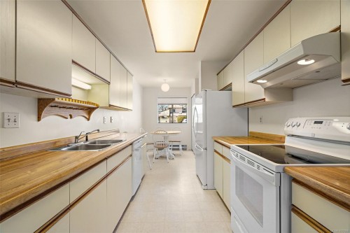 5-10008 Third St, Sidney, BC 