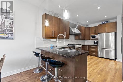 5142 Ancient Stone Avenue, Mississauga, ON - Indoor Photo Showing Kitchen With Double Sink With Upgraded Kitchen