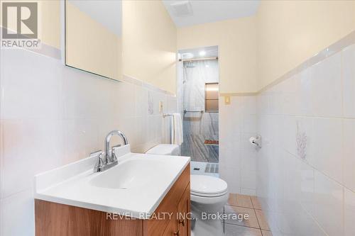 18 Marcel Place, Hamilton, ON - Indoor Photo Showing Bathroom