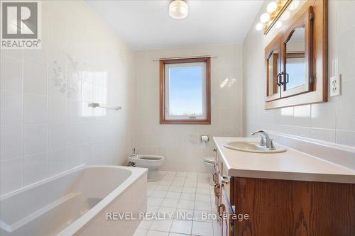18 Marcel Place, Hamilton, ON - Indoor Photo Showing Bathroom