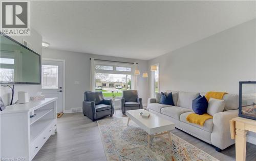196 Myers Road, Cambridge, ON - Indoor Photo Showing Living Room