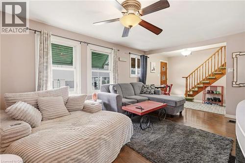 66 East 32Nd Street, Hamilton, ON - Indoor Photo Showing Living Room