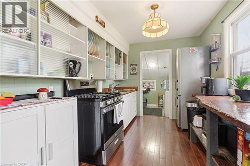 66 East 32Nd Street, Hamilton, ON - Indoor Photo Showing Kitchen