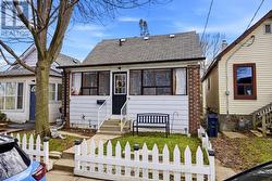 82 BEECHWOOD AVENUE Toronto, ON M6N 4T3