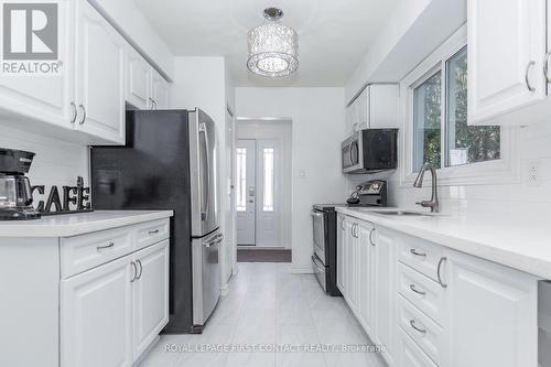 Ample counter space for busy mornings & meal prep. - 3 Oren Boulevard, Barrie, ON - Indoor Photo Showing Kitchen
