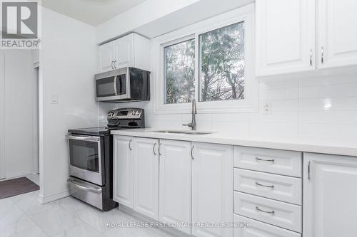 Plenty of workspace for cooking and baking. - 3 Oren Boulevard, Barrie, ON - Indoor Photo Showing Kitchen