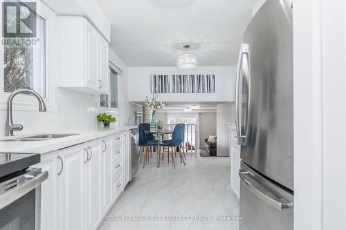 An eat-in kitchen perfect for casual family meals. - 3 Oren Boulevard, Barrie, ON - Indoor Photo Showing Kitchen With Upgraded Kitchen