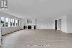 Huge open space with wet bar - 