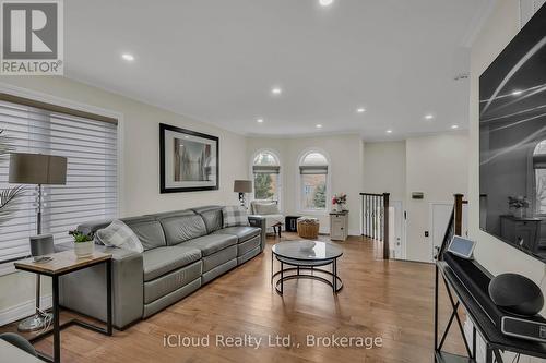 1370 Pickwick Drive, Mississauga, ON - Indoor Photo Showing Living Room