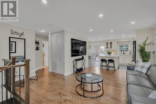 1370 Pickwick Drive, Mississauga, ON - Indoor Photo Showing Living Room
