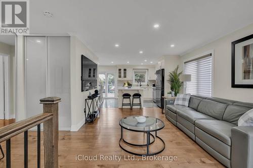 1370 Pickwick Drive, Mississauga, ON - Indoor Photo Showing Living Room