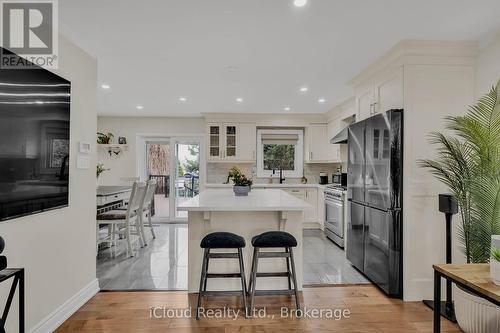 1370 Pickwick Drive, Mississauga, ON - Indoor Photo Showing Kitchen With Upgraded Kitchen
