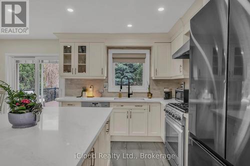 1370 Pickwick Drive, Mississauga, ON - Indoor Photo Showing Kitchen With Upgraded Kitchen