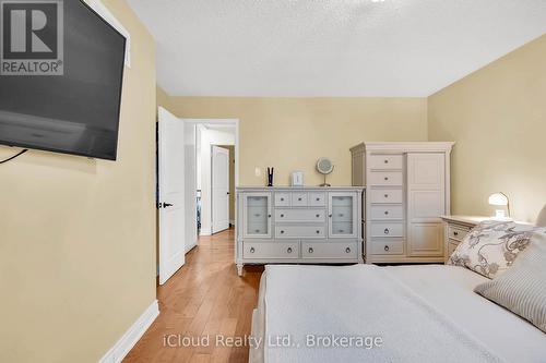 1370 Pickwick Drive, Mississauga, ON - Indoor Photo Showing Bedroom