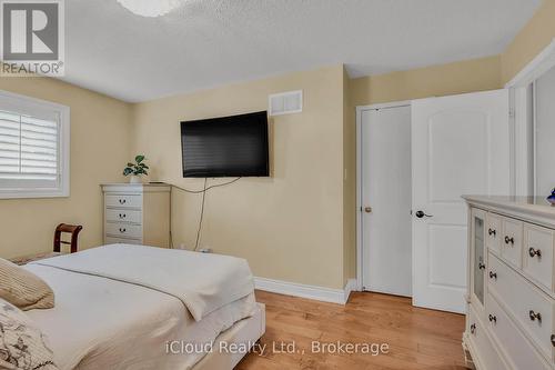 1370 Pickwick Drive, Mississauga, ON - Indoor Photo Showing Bedroom