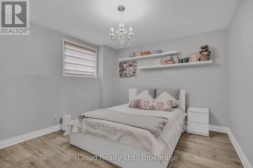 1370 Pickwick Drive, Mississauga, ON - Indoor Photo Showing Bedroom