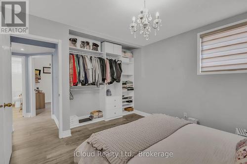 1370 Pickwick Drive, Mississauga, ON - Indoor Photo Showing Bedroom