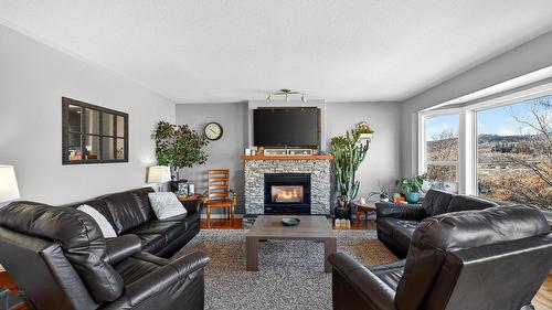 11350 Dakota Road, Lake Country, BC - Indoor Photo Showing Living Room With Fireplace
