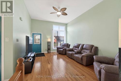 106 Hemlock Crescent, Cornwall, ON - Indoor Photo Showing Living Room