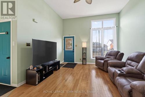 106 Hemlock Crescent, Cornwall, ON - Indoor Photo Showing Living Room