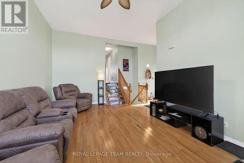 106 Hemlock Crescent, Cornwall, ON - Indoor Photo Showing Living Room