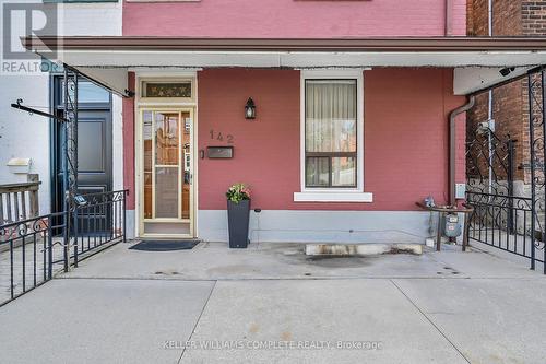142 RAY STREET N  Hamilton, ON L8R 2Y2