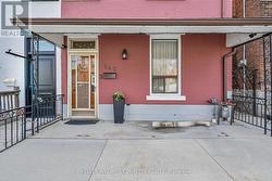 142 RAY STREET N  Hamilton, ON L8R 2Y2
